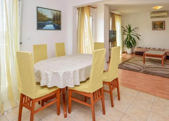 Διαμέρισμα 3 *